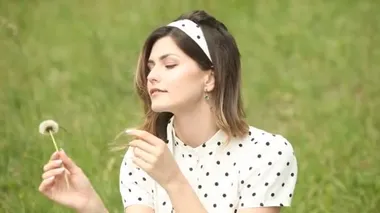 Rüzgarda hareket eden kıllı bir kadın portresi. Yeşil Park 'taki güzel Rus esmer kızın yakın plan portresi. Avrupalı beyaz kadın. 