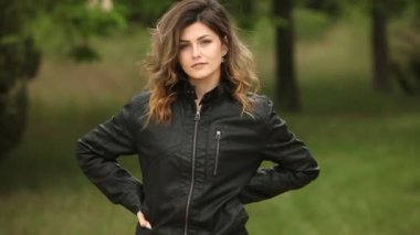 Rüzgarda hareket eden kıllı bir kadın portresi. Yeşil Park 'taki güzel Rus esmer kızın yakın plan portresi. Avrupalı beyaz kadın. 