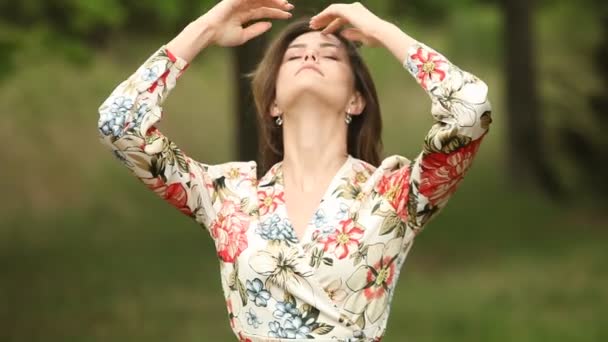 Retrato Mujer Con Pelo Moviéndose Viento Primer Plano Retrato Joven — Vídeos de Stock