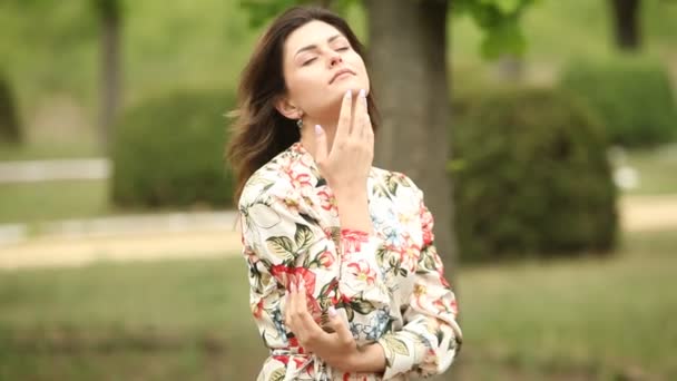 속에서 움직이는 머리카락을 여자의 초상화 공원에 아름다운 러시아 소녀의 복장을 — 비디오