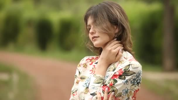 Frauenporträt Mit Haaren Die Sich Wind Bewegen Nahaufnahme Porträt Der — Stockvideo