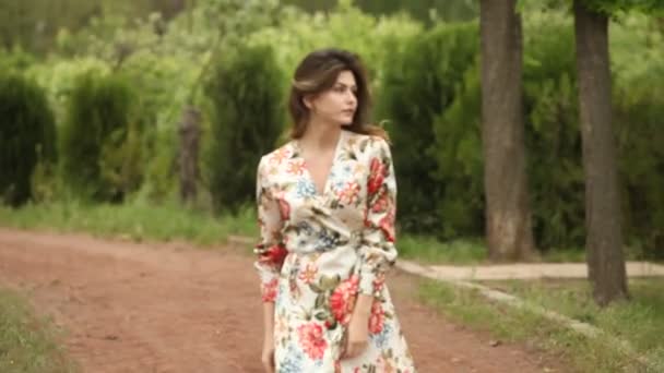 속에서 움직이는 머리카락을 여자의 초상화 공원에 아름다운 러시아 소녀의 복장을 — 비디오
