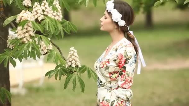 Frauenporträt Mit Haaren Die Sich Wind Bewegen Nahaufnahme Porträt Der — Stockvideo