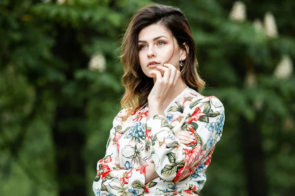 Retrato Mujer Con Pelo Moviéndose Viento Primer Plano Retrato Joven —  Fotos de Stock