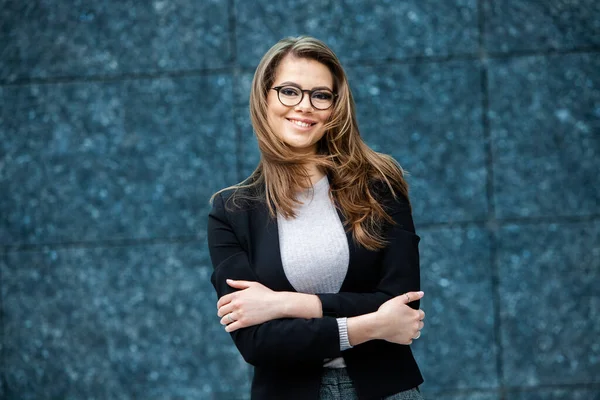 Kendine güvenen bir iş uzmanı. Ofis binasının yakınında başarılı bir profesyonel pozu. Avrupalı kız. Rus iş kadını. Kadın iş adamı konsepti. Başarılı İş Kadının Portresi