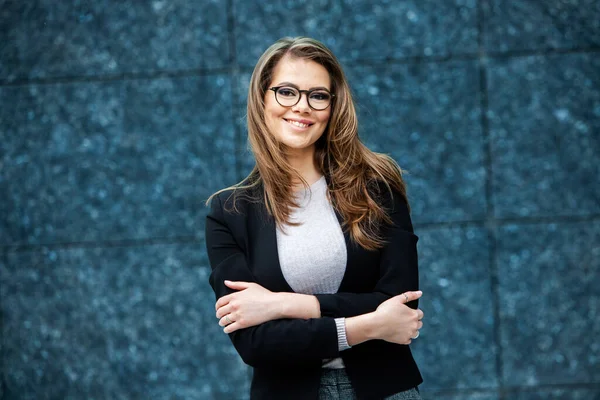 Kendine güvenen bir iş uzmanı. Ofis binasının yakınında başarılı bir profesyonel pozu. Avrupalı kız. Rus iş kadını. Kadın iş adamı konsepti. Başarılı İş Kadının Portresi
