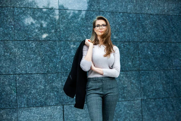 Experto Negocios Seguro Feliz Éxito Profesional Posando Cerca Del Edificio — Foto de Stock