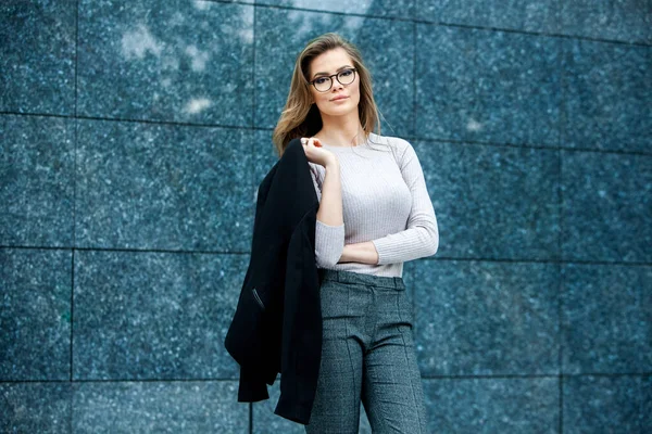 Experto Negocios Seguro Feliz Éxito Profesional Posando Cerca Del Edificio — Foto de Stock