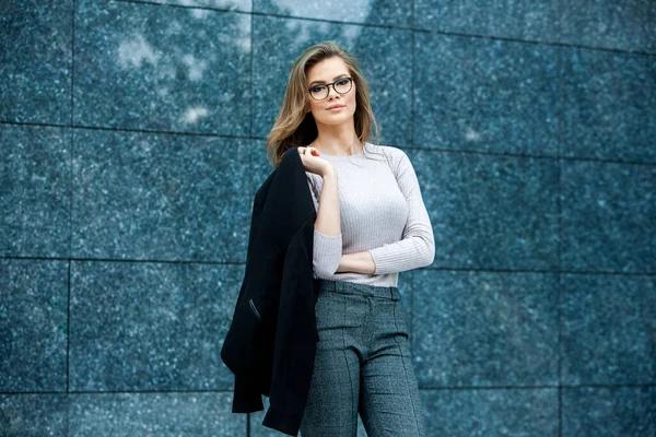 自信のあるビジネスの専門家 オフィスビルの近くでプロのポーズを成功させました ヨーロッパ人の女の子 ロシア人のビジネス女性 女性ビジネスリーダーの概念 成功したビジネスウーマンの肖像 — ストック写真