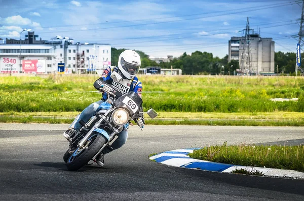 Ulyanovsk, Rusia - 10 de junio de 2017. Un corredor de motocicletas en una motocicleta en una pista deportiva . — Foto de Stock