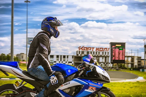 Ulyanovsk, Russia - 10 giugno 2017. Un motociclista su una moto blu finito l'allenamento su una pista sportiva . — Foto Stock