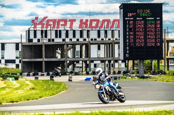 Ulyanovsk, Rússia - 10 de junho de 2017. Um motociclista em uma motocicleta azul em uma pista de esportes . — Fotografia de Stock