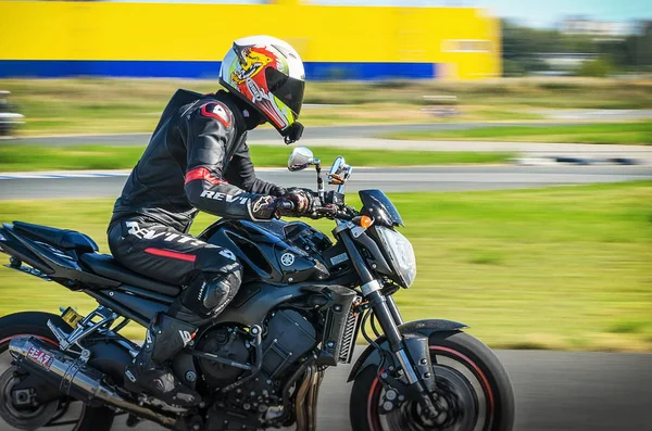 Ulyanovsk, Rússia - 19 de agosto de 2017. Um motociclista em uma pista de esportes . — Fotografia de Stock