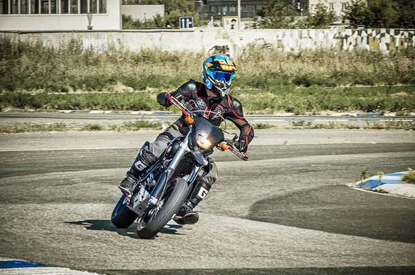 Oulianovsk, Russie - 19 août 2017. Une motocycliste sur une moto sur une piste de sport. Flou de mouvement . — Photo
