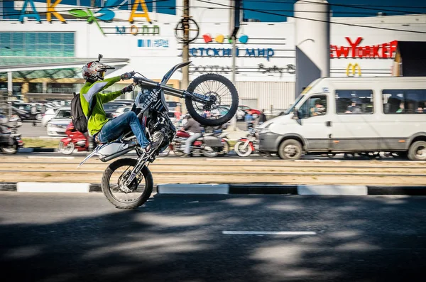 Passeios de moto na roda traseira — Fotografia de Stock