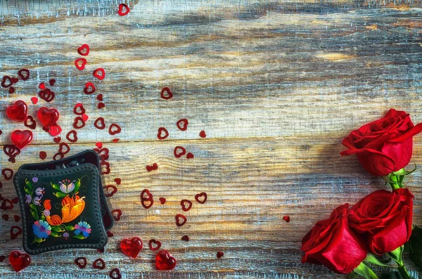 Red roses and gift box on a wooden background — Stock Photo, Image
