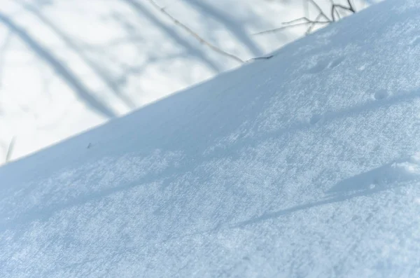 Big snowdrift. White clean snow. the shadow of the fence in the snow — Stock Photo, Image