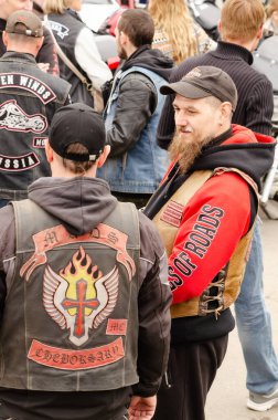 Ulyanovsk, Rusya - 03 Mayıs 2019: Motosiklet sezonunun açılışı. Motosiklet sezonunun açılışına adanmış her yıl düzenlenen festivalde, çeşitli kulüplerin ceketli motorcular iletişim kuruyor.