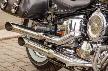 Ulyanovsk, Rusya - 03 Mayıs 2019: Motosiklet sezonunun açılışı - otomobil fuarı. Farklı zamanlardan, şirketlerden ve tarzlardan açık hava motosikletleri sergisi. Motosiklet parçaları ve moto aksesuarları yakın plan.