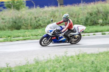 Ulyanovsk, Rusya - 13 Temmuz 2019. Yolda motosiklet süren bir motosiklet yarışçısı. Hareket bulanıklığı.