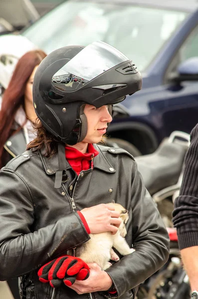 俄罗斯乌里扬诺夫斯克 2019年5月3日 摩托车赛季开幕 一个穿着皮夹克 头戴摩托车头盔 手上拿着小狗皮的年轻骑手 — 图库照片