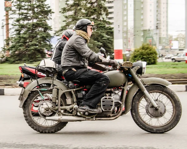 2019年5月3日 俄罗斯乌里扬诺夫斯克 骑复古军用摩托车的自行车赛 这是一场传统的摩托车季开幕表演 — 图库照片