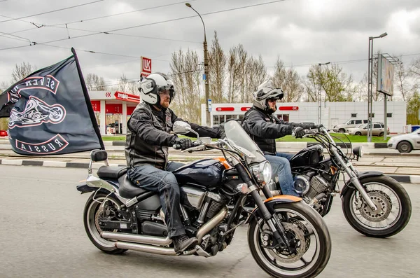 2019年5月3日 俄罗斯 乌里扬诺夫斯克 两名骑摩托车的人高举他的汽车俱乐部的旗帜骑摩托车 这是一场传统的摩托车季开幕表演 — 图库照片