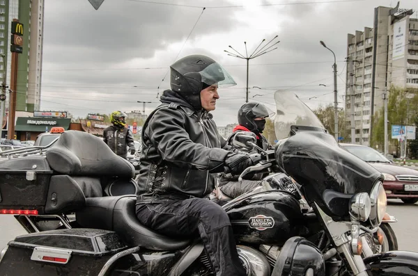 2019年5月3日 俄罗斯乌里扬诺夫斯克 一名男子骑着他的哈雷 戴维森摩托车 由一群骑摩托车的人组成 沿着城市街道行驶 — 图库照片