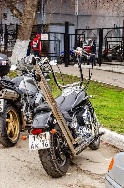 俄罗斯乌里扬诺夫斯克 2019年5月3日 摩托车季开幕 汽车车展 免费展示不同时代 不同公司 不同风格的露天摩托车 那辆定做的摩托车停在街上 — 图库照片