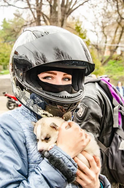 俄罗斯乌里扬诺夫斯克 2019年5月3日 摩托车赛季开幕 戴摩托车头盔抱着哈士奇小狗的女孩 — 图库照片