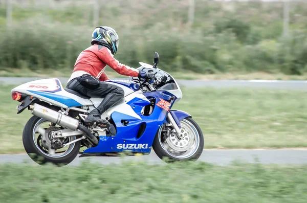 Ulyanovsk Rusia Julio 2019 Motociclista Una Motocicleta Una Carretera Desenfoque —  Fotos de Stock