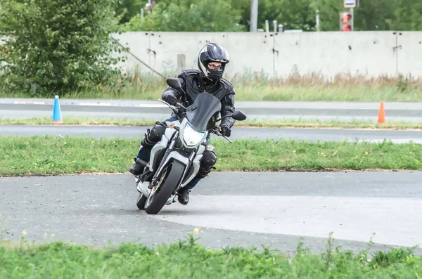 Uljanowsk Rosja Lipca 2019 Motocyklista Motocyklu Drodze — Zdjęcie stockowe