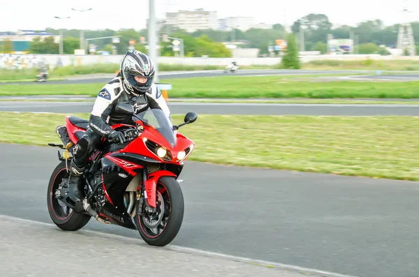 Ulyanovsk Rusia Julio 2019 Motociclista Una Pista Deportiva Desenfoque Movimiento —  Fotos de Stock