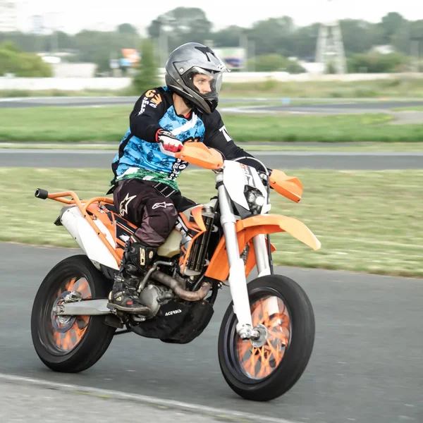 俄罗斯乌里扬诺夫斯克 2019年7月13日 一个摩托车赛车手在路上的护城河上 运动模糊 — 图库照片