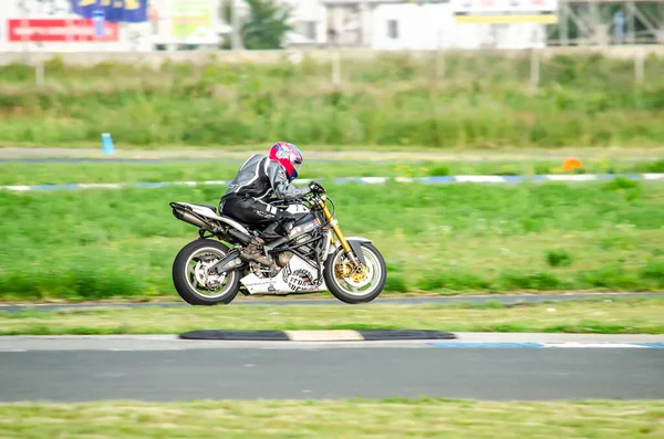 Ulyanovsk Rusko Července2019 Motocyklový Závodník Kaskadérském Kole Silnici — Stock fotografie