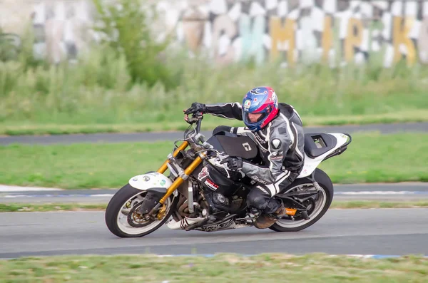 Ulyanovsk Rusko Července2019 Motocyklový Závodník Kaskadérském Kole Silnici — Stock fotografie