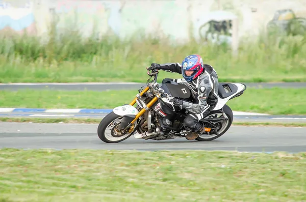俄罗斯乌里扬诺夫斯克 2019年7月13日 摩托车选手在田径运动跑道上骑特技自行车的摩托车选手 — 图库照片
