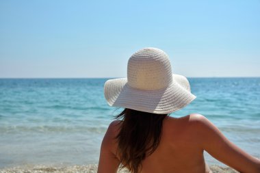 Uzun saçlı Genç kadının arka görünümü 