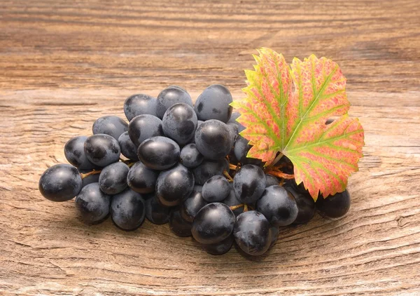 Uvas em uma velha mesa de madeira — Fotografia de Stock