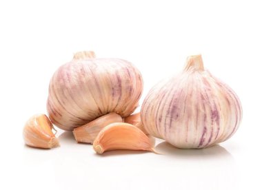 Beyaz arkaplanda sarımsak izole edilmiş.