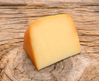 ahşap zemin üzerine peynir parçası