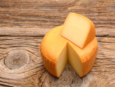 ahşap masa üstünde peynir tekerlek