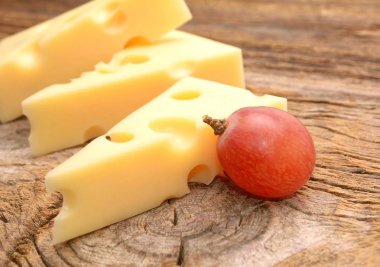 Emmental peyniri ahşap arka plan üzerinde üzüm ile