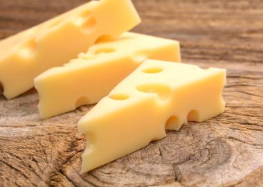 Ahşap arka plan üzerinde izole Emmental peyniri