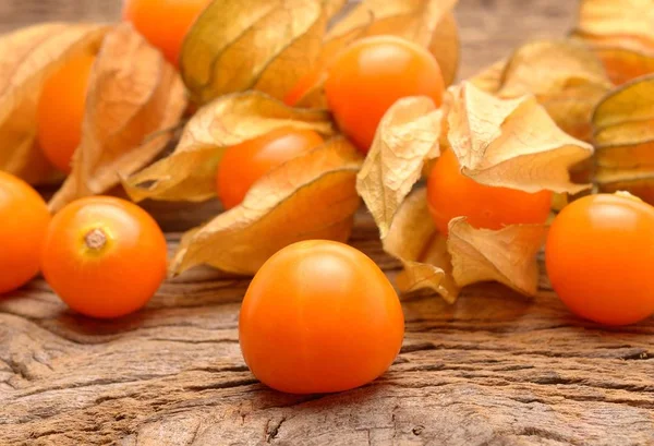 Rijpe physalis op houten achtergrond — Stockfoto