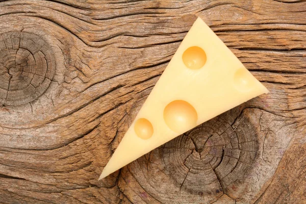 Emmentaler Käse isoliert auf Holzgrund — Stockfoto