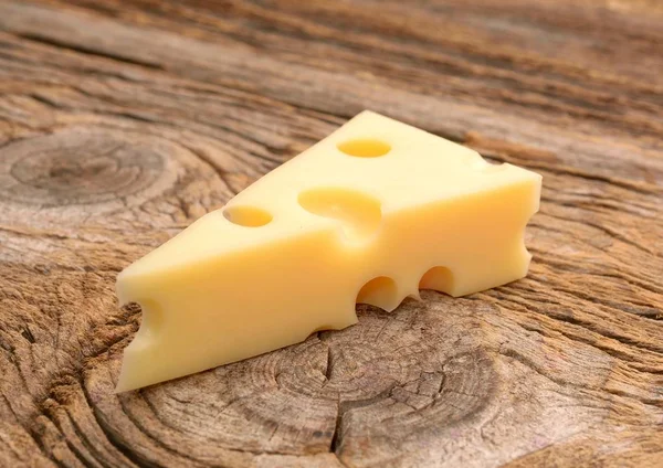 Эмментальный сыр на деревянном фоне — стоковое фото
