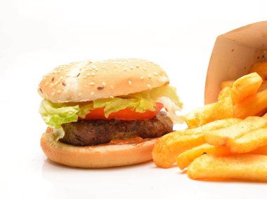 Hamburger ve patates kızartması beyaz arka plan üzerinde