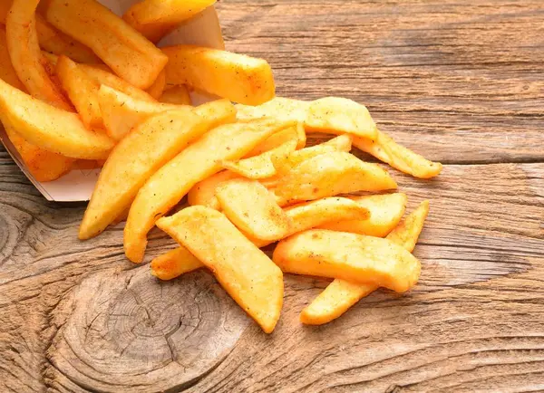 Pommes de terre frites sur fond de bois — Photo