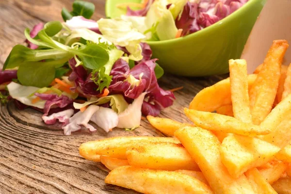 Mélange de salade avec rucola, frisée, radicchio.carrot, laitue d'agneau et pommes de terre frites — Photo